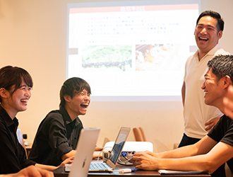 肉塊UNO／鶏焼き とり一九 ／Authentic Food 株式会社 求人 全員がほんっとうに仲がいい！質問はその場で！言いたいことが素直に言える雰囲気こそ、定着率抜群の理由かもしれません。
