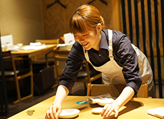 田中田 西麻布、ほか／田中田 GROUP 求人 ホール経験者も歓迎！ワインも豊富に扱うので、ソムリエを目指す方も学べる環境です！
