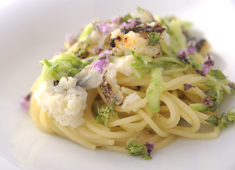 IL GHIOTTONE 丸の内店 求人 メニューはコース料理のみ。シェフ笹島が作りだす料理は「京都イタリアン」と呼ばれ、多くのお客様から愛されています。