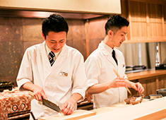 「ぎんざ一二岐」「銀座よし澤」「六本木よし澤」 求人 時に冗談が飛び交うアットホームな厨房。働きやすいので、ど素人からでもぐんぐん成長できるのが魅力。