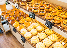 BOULANGERIE Cafe Ruban（リュバン）、RESTAURANT MEGUMI（メグミ）／株式会社フローラ企画 求人 ベーカリーカフェでは、乳化剤やイーストフードを使わず焼き上げたパンを提供します。