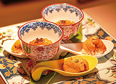 株式会社 プレジャーフーズ（江戸前鮨事業部） 求人 旬や走りを大切にする江戸前鮨の伝統を守りながらも、斬新なメニューや美しい盛り付けでお客様を楽しませています。