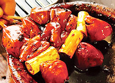 「炭火串焼 けむり」「魚きんめ」「和食ごしき」「鮨かんてら」／株式会社 けむり 求人 「けむり」では、山梨県産の健味鳥を毎朝丸の状態から店舗で解体しています