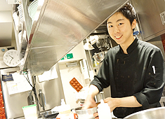 南青山 CILQ（シルク）／株式会社Gコンセプト 求人 20～40代スタッフが活躍中！仕込みやオープン準備中もスタッフの笑顔が絶えない職場です。