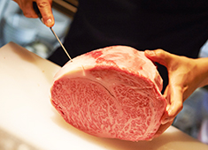 焼肉 炭聖（TANSEI） 求人 部位ごとに仕入れるので、肉によって当たりはずれがありません。どれを食べても「旨い」と確証の持てる肉をご提供。