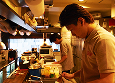 焼肉 炭聖（TANSEI） 求人 20～30代が中心に活躍中！仕事とプライベートはしっかり分け、社員・バイト間でもフラットな関係性を築くチーム♪
