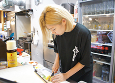 小さな魚がし 野口鮮魚店／築地 大宮商店 求人 本店では魚の販売もおこないます。女性メンバーも活躍中！魚の調理に興味のある方、大歓迎です。