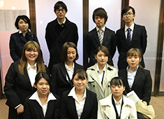 正泰苑／株式会社 正泰苑 求人 毎年新卒採用も行っており、7～10名程が入社。最近では女性スタッフも多く、早くも新卒から店長になった社員もいます。