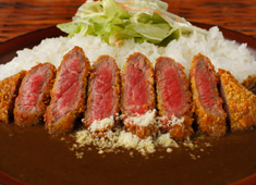 珊瑚礁／株式会社コーラルリーフ 求人 珊瑚礁本店のビーフカツカレー。キッチンスタッフ一人ひとりの心を込めた調理がこだわりの味を生み出します。