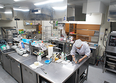 株式会社コスモプラン（COSMO PLAN co.,ltd.） 求人 広い厨房。設備の整った環境なので、料理の幅も広がります。ここでしかできない経験を積みましょう。