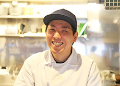 株式会社ジャンボ 求人 ▲社員は20代4名、40代2名、あとは全員30代と若手が作り上げている繁盛店！「同年代ばかりで働きやすいですね」