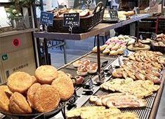 「R Baker」「THE GROUNDS BAKER」／【イートアンド株式会社】カフェ・ベーカリーグループ　EAT＆Co.（東証一部上場） 求人 ▲地域に密着したカフェ・ベーカリーブランド。今回4店舗同時募集につき、各エリアで採用枠があります！