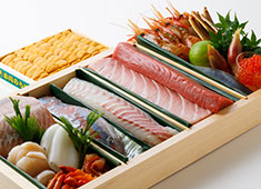 株式会社 梅丘寿司の美登利総本店 求人 各地から仕入れる魚介。鮮度と質の高いネタ、コストパフォーマンスの高さが人気の秘訣です。