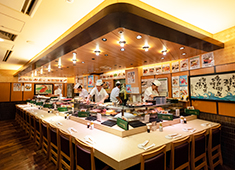 株式会社 梅丘寿司の美登利総本店 求人 一店舗当たりのスタッフ数を一般的なお店よりも増やし、ひとり一人の負担を減らし、働きやすい環境を整備しています。