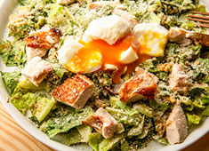 BARTIZAN BAKERY＆CAFE 求人 ランチタイムはヘルシーサラダやブレッドを使ったオリジナル料理を提供。ビジネス街のひと時の休息の空間です。