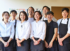 100本のスプーン／Smiles:（株式会社スマイルズ） 求人 自然とスタッフの笑みもこぼれる職場。仕事を楽しみ、自分の目標に向かって成長できる会社です。