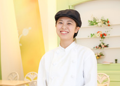 千疋屋フルーツパーラー／株式会社京橋千疋屋 求人 働きやすい環境だからこそ、女性キッチンスタッフも活躍中！退勤時間も早いので、プライベートも充実します。