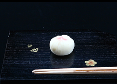 日本料理 幸庵 求人 食事の最後に提供する和菓子も、大切な日本料理の一部です。最低でも年に24種類以上の和菓子を考案しています。