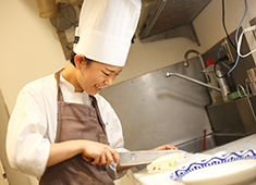 「HATAKE CAFE 日本橋店」「HATAKE CAFE 新宿店」 求人 女性の料理人も多数在籍。働きやすさやスタッフを大事にする社風が大きな理由です！