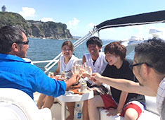 恵比寿　箸庵／株式会社リバティフィール 求人 休みの日はスタッフ同士で集まり、会社専用のクルーザーで飲み会を開くなど、みんな仲良しです！