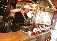 やきとり まるま※十条新店準備室 求人 焼場もお任せします。お客様と触れ合いながら焼鳥を焼くことは醍醐味の一つです。