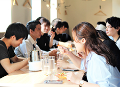 株式会社カステリーナ／OSTERIA CASTELLINA／trattoria bar Carina carina 求人 毎日のランチは全員で！美味しいまかないを楽しみながら、コミュニケーションを取っています。