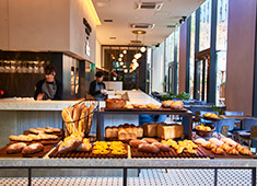 株式会社ドリームスタジオ/鳥歐（トリオウ）・CAFE STUDIO BAKERY・café STUDIO 求人 近隣のOL・サラリーマンの支持されているパンをアイテム数豊富に提供しています。