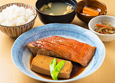 株式会社 Mevius Food Navigation／「魚がし料理 粋のや」「築地 海鮮丼 大江戸」 求人 豊洲ならではの最高の魚を使った料理を提供します。刺し身・焼き魚・煮魚、和食を基本からお教えします。