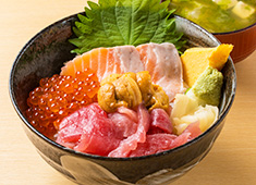 株式会社 Mevius Food Navigation／「魚がし料理 粋のや」「築地 海鮮丼 大江戸」 求人 「築地 海鮮丼 大江戸」では、常時約40種類のメニューを提供。期間限定のメニューも！