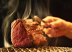 焼肉 炭聖（TANSEI） 求人 火加減・焼き加減・タイミング。ブロック肉等は、美味しく食べるコツを熟知したスタッフがお客様の目の前で焼き上げます！
