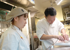 Restaurant GINZA KAZAN／株式会社Gコンセプト 求人 キッチンは20代4名、30代5名のスタッフが活躍中！（うち女性3名）仕込み中もスタッフの笑顔が絶えない職場です。