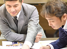 株式会社ダイナックホールディングス(サントリーグループ・東証2部上場企業) 求人 店舗をサポートする本部業務のポジションも多くあります。長期に渡ってキャリア形成できるのもダイナックの魅力です。