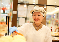 株式会社 ベルベ（ベーカリーレストラン事業部 準備室） 求人 ベーカリーでは女性スタッフも多数活躍中！働きやすい環境作りを推し進めています。