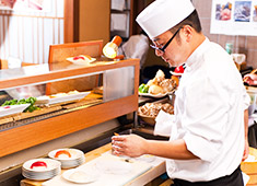 お茶の水　ホテルジュラク 求人 「あけびの実」にはオープンキッチンがあり、お客様の反応も直接感じられる環境です。