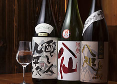 よし鳥 求人 ▲当店限定の日本酒、瓶囲い大吟醸「八咫烏」（やたがらす）。よし鳥のためだけに作られたこだわりの1本です。