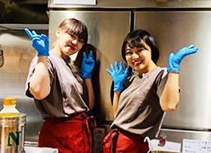 プライムミート株式会社 ※飲食事業部 求人 休憩に入る時の一コマ。幅広い年齢層のスタッフ達が分け隔てなく働いております。