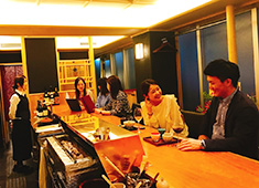 バードグリル トリノ／株式会社MASH UP 求人 オトナの街だからこそ、オトナの時間を演出してあげて下さい。落ち着いた雰囲気を気に入ってくれる常連の方が多いんです。