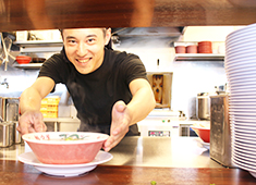 ラーメン魁力屋（かいりきや）／株式会社スライヴカンパニー 求人 入社祝金30万円支給！未経験の方も月給30万円スタート！ラーメン未経験者大歓迎！年令不問！生涯現役希望者も大歓迎！