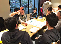 浅草うな鐵／株式会社 浅草うな鐵 求人 鰻に触れる機会が非常に多く、成長スピードが段違い。まずは串打ちから練習し、捌き、焼きと順々にお教えしていきます。