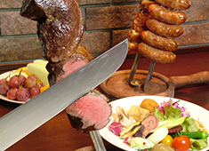 TRAVESSO GRILL（トラヴェソ グリル）／株式会社 水信ブルックス 求人 大串に刺して焼き上げたお肉を目の前で切り分けるダイナミックなスタイル