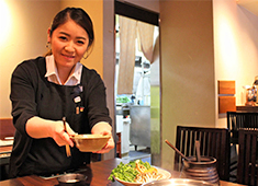 にんぎょう町 谷崎／塚越商事 株式会社 求人 「「美味しいお料理を楽しんでもらいたい」心を込めて接客してます。常連さんが多くてお喋りもはずみます♪」