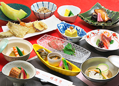 浮かぶ料亭 屋形船 晴海屋／有限会社 晴海屋 求人 食材の持ち味を活かし、熟練の料理人が作る晴海屋の料理はお客様からも高い評価を得ています。