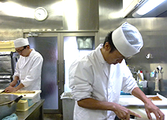 浮かぶ料亭 屋形船 晴海屋／有限会社 晴海屋 求人 広々とした調理場なので、ストレスを感じることなく勤務していただけます。