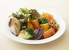 TORAYA CAFE／株式会社 虎玄（虎屋グループ） 求人 季節の野菜をたっぷりと使ったベジプレート。青山店のオリジナルメニューです。