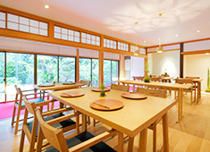 日本料理 鶴寿（かくじゅ）／株式会社リーフジャパン 求人 ホール希望者も大歓迎！着物を持ち込んでの和装接客もOKです。あなたの経験を活かせるスタイルを教えてください。