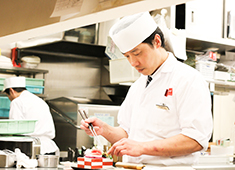 料亭 柿安 求人 給与・休日・各種手当etc充実した職場環境だからこそ、料理人として腰を据えて働けます。