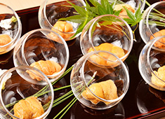 株式会社 プレジャーフーズ（江戸前鮨事業部） 求人 旬や走りを大切にする江戸前鮨の伝統を守りながらも、斬新なメニューや美しい盛り付けでお客様を楽しませています。