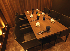 YAKIYAKIさんの家-AKASAKA・YAKIYAKIさんの家-OMOTESANDO／株式会社 サイズフーズ 求人 シックな雰囲気で統一された店内。