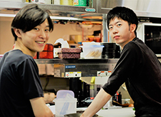 Margotto e Baciare（マルゴット エ バッチャーレ） 求人 まかないは必ず全員で！15時頃にカウンターに座って食事。1週間毎の当番制でメニューに規定がない為腕試しのチャンス！