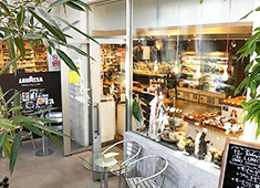 HILLSIDE PANTRY DAIKANYAMA（ヒルサイドパントリー代官山） 求人 デリ・ベーカリー・輸入食品の販売に加えてカフェスペースもあり、自家焙煎のドリップコーヒーや本格エスプレッソを提供！